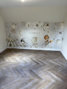 Parquet en pointe de Hongrie et papier peint personnalisé pour un intérieur unique.