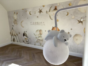 Un luminaire qui apporte la touche finale à la chambre.