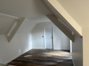 Isolation, placo, peinture et parquet pour un espace entièrement transformé.