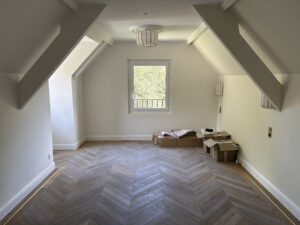 Isolation, placo et parquet pointe de Hongrie pour une chambre totalement rénovée.