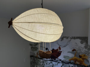 Un lustre ballon qui fait décoller la déco de la chambre.