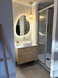 Pose du miroir, faïence, meuble et vasque pour une salle de bain finalisée.