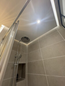 Douche sublimée par un plafond LED sur mesure.