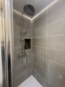 Pose du carrelage et installation plomberie pour cette nouvelle douche.