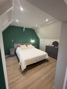 Aménagement des combles en une nouvelle chambre confortable.